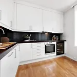 Apartment Central, Lovely With A Unique View *