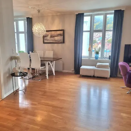 Central, Lovely With A Unique View Bergen