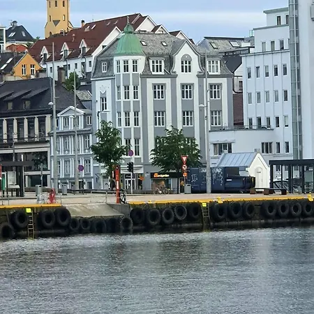 Central, Lovely With A Unique View Apartman *