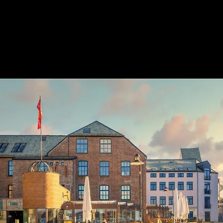 Central, Lovely With A Unique View *